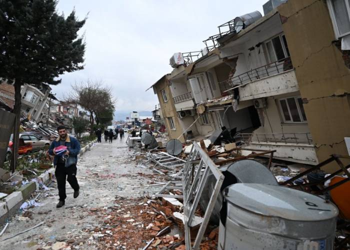 Survivors scream as desperate rescuers work in Turkey, Syria
