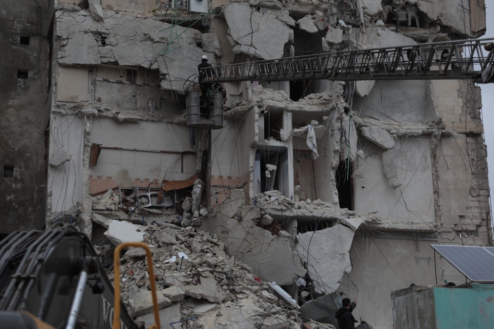 Powerful quake kills at least 560 people in Turkey, Syria