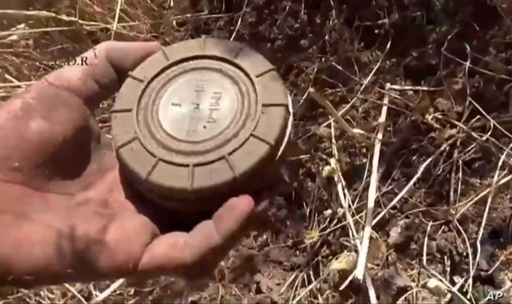 Syrian organizations work to remove war remnants in northwest Syria