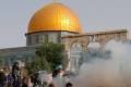 Israeli police and Palestinians clash at Jerusalem holy site