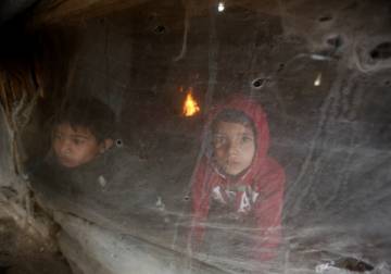 Impoverished Lebanese, Syrians struggle to survive cold
