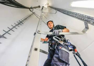 Germany: Syrian Refugee repairs wind turbines