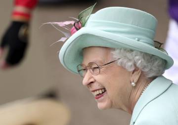 Queen beams as she returns to Ascot after COVID-19 hiatus