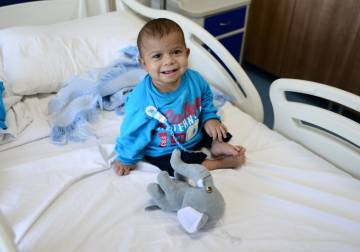 Chain of humanity from Syria to Turkey saves sick boy