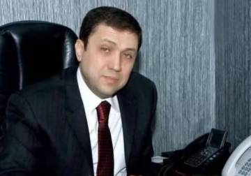  Who runs 'Hashem Al-Aqqad' empire in his absence?