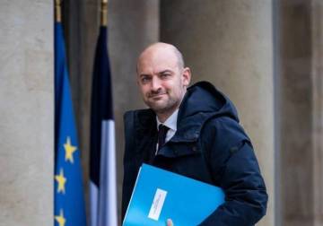 France suspends 700 Syrian asylum applications 