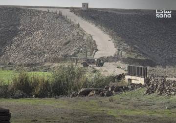 Israeli occupation forces advance into the southern Quneitra countryside close a road