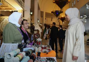 First Lady Latifa al-Droubi tours Damascus International Fair
