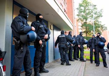 German police raid locations across the country in connection with smuggling of Syrian migrants