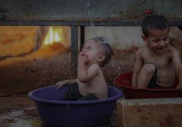 Civilians at Idlib camps in Syria feel heat as temperatures rise
