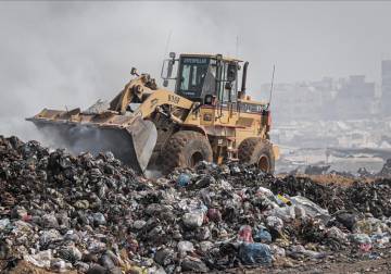 Gaza Municipal Union warns of disaster as 700,000 tons of waste pile up in strip