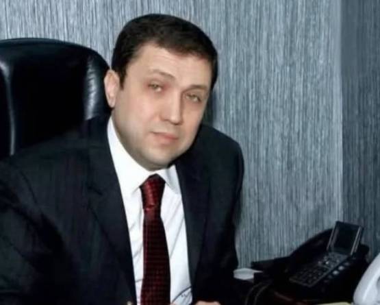 Who runs 'Hashem Al-Aqqad' empire in his absence?