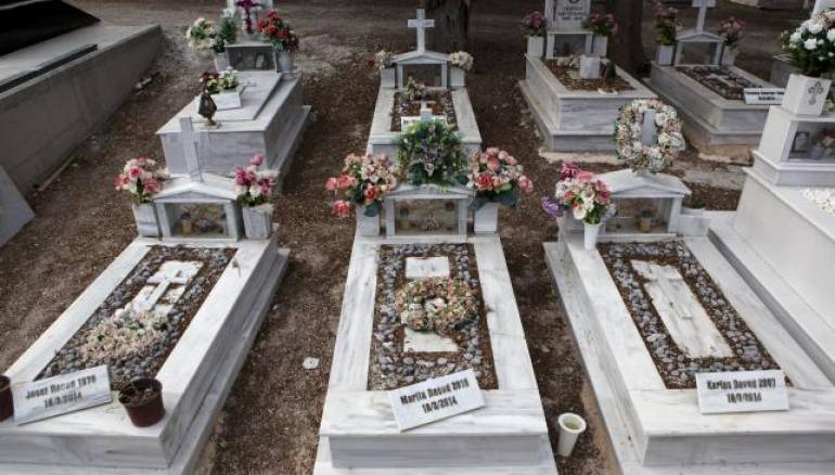  The graves of a Syrian Christian Orthodox family who drowned at sea during an attempt to cross a part of the Aegean Sea from the Turkish coast, are seen at the Saint Panteleimon cemetery of Mytilene, on the Greek island of Lesbos, October 7, 2015. Reuter